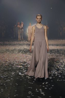 Paris, Fransa - 24 Eylül: Manken pist Christian Dior gösterisi sırasında Paris moda hafta kadın giyim ilkbahar/yaz 2019 kapsamında 24 Eylül 2018 Paris, Fransa'da yürür.