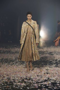 Paris, Fransa - 24 Eylül: Manken pist Christian Dior gösterisi sırasında Paris moda hafta kadın giyim ilkbahar/yaz 2019 kapsamında 24 Eylül 2018 Paris, Fransa'da yürür.