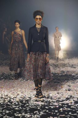 Paris, Fransa - 24 Eylül: Manken pist Christian Dior gösterisi sırasında Paris moda hafta kadın giyim ilkbahar/yaz 2019 kapsamında 24 Eylül 2018 Paris, Fransa'da yürür.