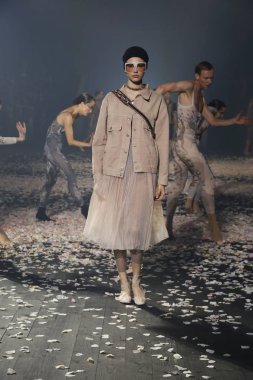 Paris, Fransa - 24 Eylül: Manken pist Christian Dior gösterisi sırasında Paris moda hafta kadın giyim ilkbahar/yaz 2019 kapsamında 24 Eylül 2018 Paris, Fransa'da yürür.