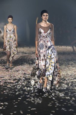 Paris, Fransa - 24 Eylül: Manken pist Christian Dior gösterisi sırasında Paris moda hafta kadın giyim ilkbahar/yaz 2019 kapsamında 24 Eylül 2018 Paris, Fransa'da yürür.