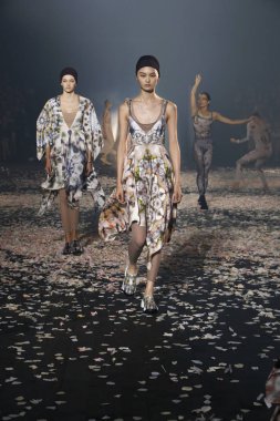Paris, Fransa - 24 Eylül: Manken pist Christian Dior gösterisi sırasında Paris moda hafta kadın giyim ilkbahar/yaz 2019 kapsamında 24 Eylül 2018 Paris, Fransa'da yürür.