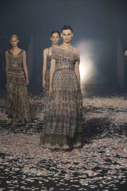 Paris, Fransa - 24 Eylül: Manken pist Christian Dior gösterisi sırasında Paris moda hafta kadın giyim ilkbahar/yaz 2019 kapsamında 24 Eylül 2018 Paris, Fransa'da yürür.