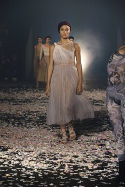 Paris, Fransa - 24 Eylül: Manken pist Christian Dior gösterisi sırasında Paris moda hafta kadın giyim ilkbahar/yaz 2019 kapsamında 24 Eylül 2018 Paris, Fransa'da yürür.