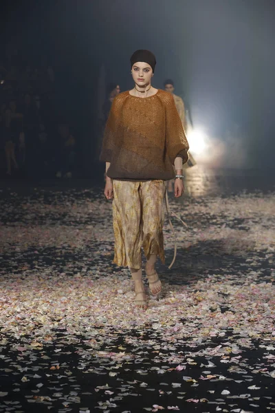 Paris, Fransa - 24 Eylül: Manken pist Christian Dior gösterisi sırasında Paris moda hafta kadın giyim ilkbahar/yaz 2019 kapsamında 24 Eylül 2018 Paris, Fransa'da yürür.