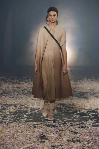 Paris, Fransa - 24 Eylül: Manken pist Christian Dior gösterisi sırasında Paris moda hafta kadın giyim ilkbahar/yaz 2019 kapsamında 24 Eylül 2018 Paris, Fransa'da yürür.