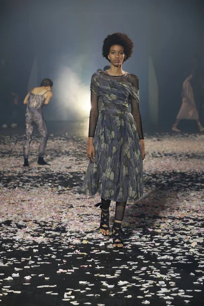 Paris, Fransa - 24 Eylül: Manken pist Christian Dior gösterisi sırasında Paris moda hafta kadın giyim ilkbahar/yaz 2019 kapsamında 24 Eylül 2018 Paris, Fransa'da yürür.