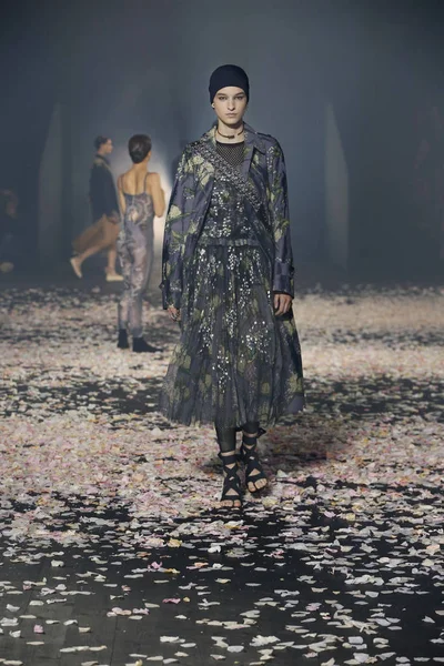 Paris, Fransa - 24 Eylül: Manken pist Christian Dior gösterisi sırasında Paris moda hafta kadın giyim ilkbahar/yaz 2019 kapsamında 24 Eylül 2018 Paris, Fransa'da yürür.