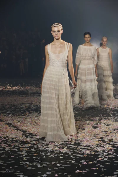 Paris, Fransa - 24 Eylül: Manken pist Christian Dior gösterisi sırasında Paris moda hafta kadın giyim ilkbahar/yaz 2019 kapsamında 24 Eylül 2018 Paris, Fransa'da yürür.