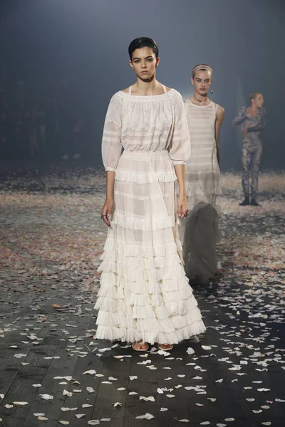 Paris, Fransa - 24 Eylül: Manken pist Christian Dior gösterisi sırasında Paris moda hafta kadın giyim ilkbahar/yaz 2019 kapsamında 24 Eylül 2018 Paris, Fransa'da yürür.