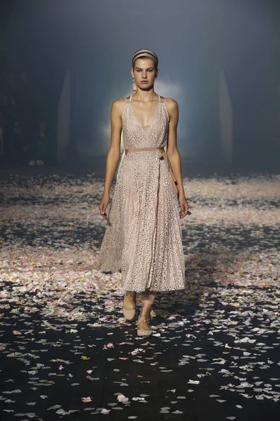 Paris, Fransa - 24 Eylül: Manken pist Christian Dior gösterisi sırasında Paris moda hafta kadın giyim ilkbahar/yaz 2019 kapsamında 24 Eylül 2018 Paris, Fransa'da yürür.