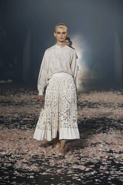 Paris, Fransa - 24 Eylül: Manken pist Christian Dior gösterisi sırasında Paris moda hafta kadın giyim ilkbahar/yaz 2019 kapsamında 24 Eylül 2018 Paris, Fransa'da yürür.