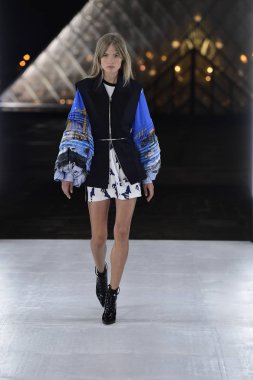 Paris, Fransa - Ekim 02: Manken pist Louis Vuitton gösterisi sırasında Paris moda hafta kadın giyim ilkbahar/yaz 2019 bir parçası olarak 2 Ekim 2018 Paris, Fransa'da yürür. 