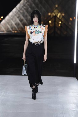 Paris, Fransa - Ekim 02: Manken pist Louis Vuitton gösterisi sırasında Paris moda hafta kadın giyim ilkbahar/yaz 2019 bir parçası olarak 2 Ekim 2018 Paris, Fransa'da yürür. 