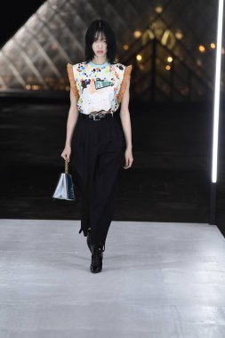 Paris, Fransa - Ekim 02: Manken pist Louis Vuitton gösterisi sırasında Paris moda hafta kadın giyim ilkbahar/yaz 2019 bir parçası olarak 2 Ekim 2018 Paris, Fransa'da yürür. 