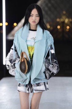 Paris, Fransa - Ekim 02: Manken pist Louis Vuitton gösterisi sırasında Paris moda hafta kadın giyim ilkbahar/yaz 2019 bir parçası olarak 2 Ekim 2018 Paris, Fransa'da yürür. 