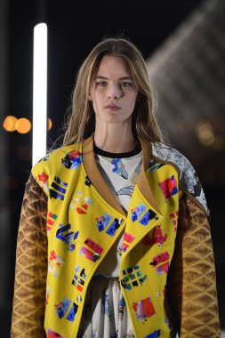 Paris, Fransa - Ekim 02: Manken pist Louis Vuitton gösterisi sırasında Paris moda hafta kadın giyim ilkbahar/yaz 2019 bir parçası olarak 2 Ekim 2018 Paris, Fransa'da yürür. 