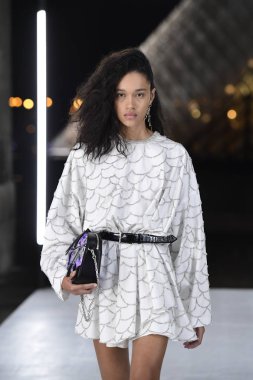 Paris, Fransa - Ekim 02: Manken pist Louis Vuitton gösterisi sırasında Paris moda hafta kadın giyim ilkbahar/yaz 2019 bir parçası olarak 2 Ekim 2018 Paris, Fransa'da yürür. 