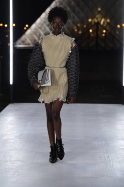 Paris, Fransa - Ekim 02: Manken pist Louis Vuitton gösterisi sırasında Paris moda hafta kadın giyim ilkbahar/yaz 2019 bir parçası olarak 2 Ekim 2018 Paris, Fransa'da yürür. 