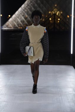 Paris, Fransa - Ekim 02: Manken pist Louis Vuitton gösterisi sırasında Paris moda hafta kadın giyim ilkbahar/yaz 2019 bir parçası olarak 2 Ekim 2018 Paris, Fransa'da yürür. 