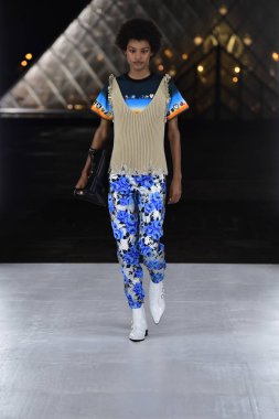 Paris, Fransa - Ekim 02: Manken pist Louis Vuitton gösterisi sırasında Paris moda hafta kadın giyim ilkbahar/yaz 2019 bir parçası olarak 2 Ekim 2018 Paris, Fransa'da yürür. 