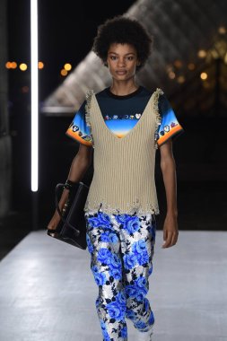 Paris, Fransa - Ekim 02: Manken pist Louis Vuitton gösterisi sırasında Paris moda hafta kadın giyim ilkbahar/yaz 2019 bir parçası olarak 2 Ekim 2018 Paris, Fransa'da yürür. 