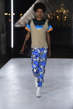 Paris, Fransa - Ekim 02: Manken pist Louis Vuitton gösterisi sırasında Paris moda hafta kadın giyim ilkbahar/yaz 2019 bir parçası olarak 2 Ekim 2018 Paris, Fransa'da yürür. 