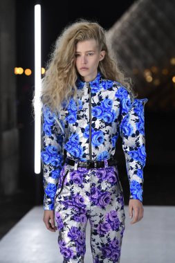Paris, Fransa - Ekim 02: Manken pist Louis Vuitton gösterisi sırasında Paris moda hafta kadın giyim ilkbahar/yaz 2019 bir parçası olarak 2 Ekim 2018 Paris, Fransa'da yürür. 