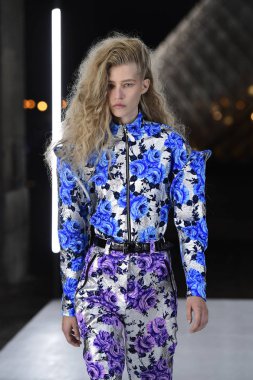 Paris, Fransa - Ekim 02: Manken pist Louis Vuitton gösterisi sırasında Paris moda hafta kadın giyim ilkbahar/yaz 2019 bir parçası olarak 2 Ekim 2018 Paris, Fransa'da yürür. 