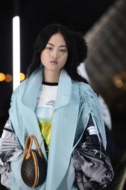 Paris, Fransa - Ekim 02: Modelleri pist finale Louis Vuitton gösterisi sırasında Paris moda hafta kadın giyim ilkbahar/yaz 2019 bir parçası olarak 2 Ekim 2018 Paris, Fransa'da walk on. 