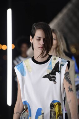 Paris, Fransa - Ekim 02: Modelleri pist finale Louis Vuitton gösterisi sırasında Paris moda hafta kadın giyim ilkbahar/yaz 2019 bir parçası olarak 2 Ekim 2018 Paris, Fransa'da walk on. 