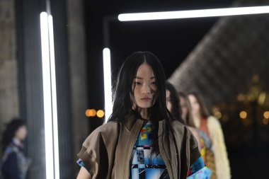 Paris, Fransa - Ekim 02: Modelleri pist finale Louis Vuitton gösterisi sırasında Paris moda hafta kadın giyim ilkbahar/yaz 2019 bir parçası olarak 2 Ekim 2018 Paris, Fransa'da walk on. 