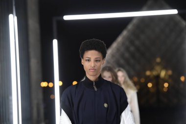 Paris, Fransa - Ekim 02: Modelleri pist finale Louis Vuitton gösterisi sırasında Paris moda hafta kadın giyim ilkbahar/yaz 2019 bir parçası olarak 2 Ekim 2018 Paris, Fransa'da walk on. 