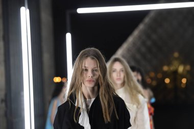 Paris, Fransa - Ekim 02: Modelleri pist finale Louis Vuitton gösterisi sırasında Paris moda hafta kadın giyim ilkbahar/yaz 2019 bir parçası olarak 2 Ekim 2018 Paris, Fransa'da walk on. 