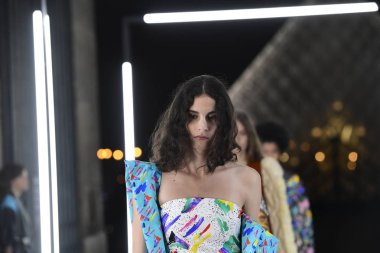 Paris, Fransa - Ekim 02: Modelleri pist finale Louis Vuitton gösterisi sırasında Paris moda hafta kadın giyim ilkbahar/yaz 2019 bir parçası olarak 2 Ekim 2018 Paris, Fransa'da walk on. 