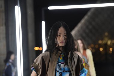 Paris, Fransa - Ekim 02: Modelleri pist finale Louis Vuitton gösterisi sırasında Paris moda hafta kadın giyim ilkbahar/yaz 2019 bir parçası olarak 2 Ekim 2018 Paris, Fransa'da walk on. 