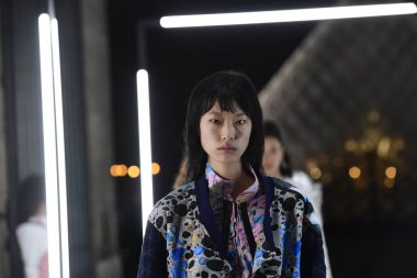 Paris, Fransa - Ekim 02: Modelleri pist finale Louis Vuitton gösterisi sırasında Paris moda hafta kadın giyim ilkbahar/yaz 2019 bir parçası olarak 2 Ekim 2018 Paris, Fransa'da walk on. 