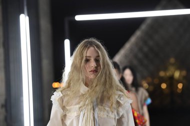 Paris, Fransa - Ekim 02: Modelleri pist finale Louis Vuitton gösterisi sırasında Paris moda hafta kadın giyim ilkbahar/yaz 2019 bir parçası olarak 2 Ekim 2018 Paris, Fransa'da walk on. 
