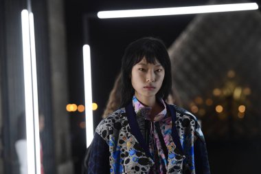 Paris, Fransa - Ekim 02: Modelleri pist finale Louis Vuitton gösterisi sırasında Paris moda hafta kadın giyim ilkbahar/yaz 2019 bir parçası olarak 2 Ekim 2018 Paris, Fransa'da walk on. 