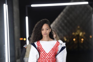 Paris, Fransa - Ekim 02: Modelleri pist finale Louis Vuitton gösterisi sırasında Paris moda hafta kadın giyim ilkbahar/yaz 2019 bir parçası olarak 2 Ekim 2018 Paris, Fransa'da walk on. 