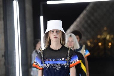 Paris, Fransa - Ekim 02: Modelleri pist finale Louis Vuitton gösterisi sırasında Paris moda hafta kadın giyim ilkbahar/yaz 2019 bir parçası olarak 2 Ekim 2018 Paris, Fransa'da walk on. 