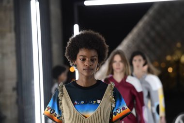 Paris, Fransa - Ekim 02: Modelleri pist finale Louis Vuitton gösterisi sırasında Paris moda hafta kadın giyim ilkbahar/yaz 2019 bir parçası olarak 2 Ekim 2018 Paris, Fransa'da walk on. 