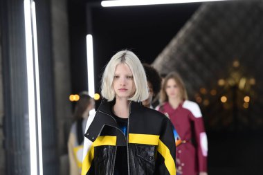Paris, Fransa - Ekim 02: Modelleri pist finale Louis Vuitton gösterisi sırasında Paris moda hafta kadın giyim ilkbahar/yaz 2019 bir parçası olarak 2 Ekim 2018 Paris, Fransa'da walk on. 
