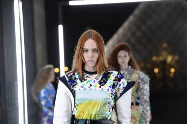 Paris, Fransa - Ekim 02: Modelleri pist finale Louis Vuitton gösterisi sırasında Paris moda hafta kadın giyim ilkbahar/yaz 2019 bir parçası olarak 2 Ekim 2018 Paris, Fransa'da walk on. 
