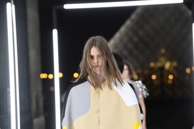 Paris, Fransa - Ekim 02: Modelleri pist finale Louis Vuitton gösterisi sırasında Paris moda hafta kadın giyim ilkbahar/yaz 2019 bir parçası olarak 2 Ekim 2018 Paris, Fransa'da walk on. 