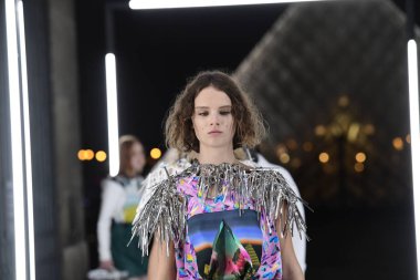 Paris, Fransa - Ekim 02: Modelleri pist finale Louis Vuitton gösterisi sırasında Paris moda hafta kadın giyim ilkbahar/yaz 2019 bir parçası olarak 2 Ekim 2018 Paris, Fransa'da walk on. 