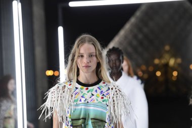 Paris, Fransa - Ekim 02: Modelleri pist finale Louis Vuitton gösterisi sırasında Paris moda hafta kadın giyim ilkbahar/yaz 2019 bir parçası olarak 2 Ekim 2018 Paris, Fransa'da walk on. 