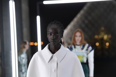 Paris, Fransa - Ekim 02: Modelleri pist finale Louis Vuitton gösterisi sırasında Paris moda hafta kadın giyim ilkbahar/yaz 2019 bir parçası olarak 2 Ekim 2018 Paris, Fransa'da walk on. 