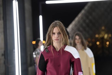 Paris, Fransa - Ekim 02: Modelleri pist finale Louis Vuitton gösterisi sırasında Paris moda hafta kadın giyim ilkbahar/yaz 2019 bir parçası olarak 2 Ekim 2018 Paris, Fransa'da walk on. 