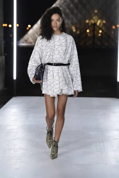 Paříž Francie Říjen Model Procházky Dráhy Během Show Louis Vuitton — Stock fotografie